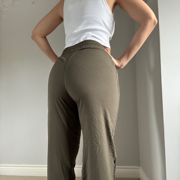 Aritzia TNA Army Green Cargo Pants - Picture 2 of 4